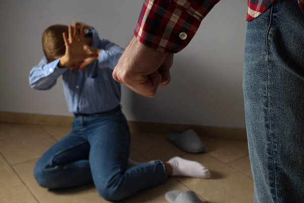 Quelle est la méthode la plus efficace pour éliminer les algues résistantes dans une piscine d'eau douce?
